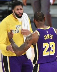  浓眉哥伤愈归来湖人内线发威轻取活塞获三连胜  