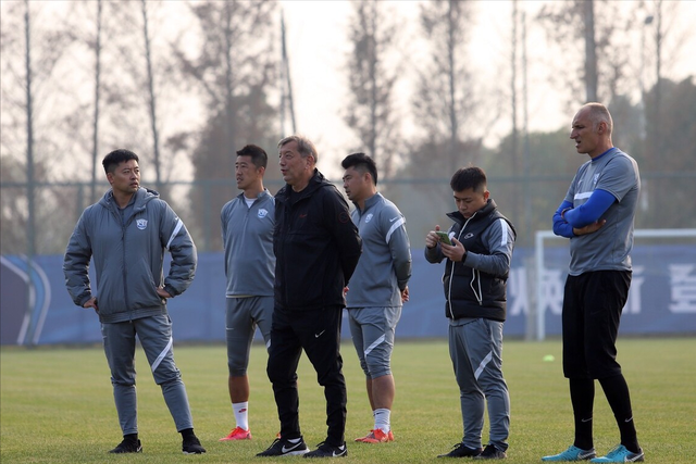  朗斯主场球迷冲突事件，俱乐部遭足协严厉处罚  